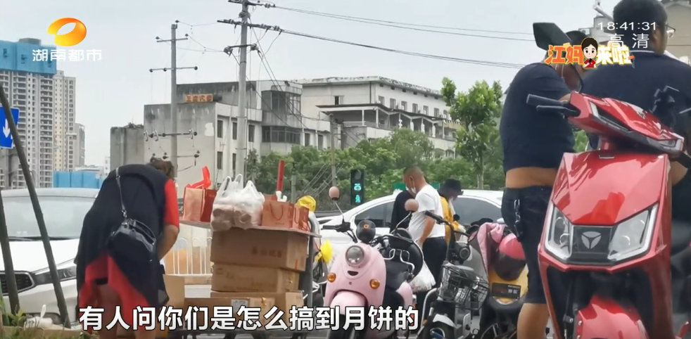 排百米长队还难买,路边黄牛却成箱卖...长沙网红月饼巢娭毑又陷争议!休闲区蓝鸢梦想 - Www.slyday.coM 排百米长队还难买,路边黄牛却成箱卖...长沙网红月饼巢娭毑又陷争议!休闲区蓝鸢梦想 - Www.slyday.coM