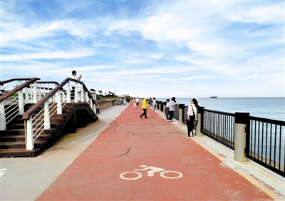 滨海新区的东堤公园内，人们吹着海风漫步，好不惬意。