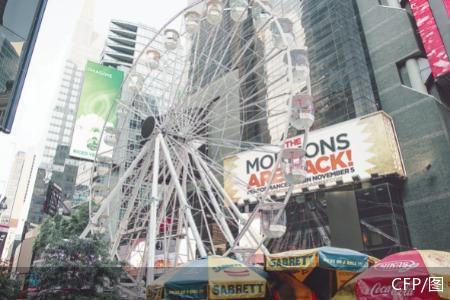 当地时间25日,美国纽约曼哈顿,时报广场建立了一个高达110英尺的摩天轮。