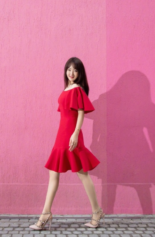杨钰莹不是装嫩是真嫩，一袭粉色连衣裙俏皮甜美，看着顶多18岁