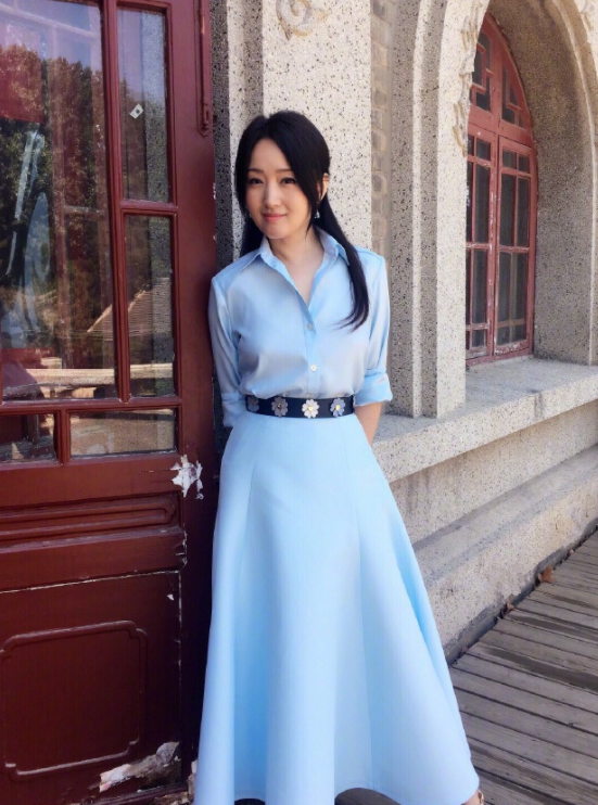 杨钰莹不是装嫩是真嫩，一袭粉色连衣裙俏皮甜美，看着顶多18岁