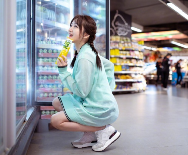 杨钰莹不是装嫩是真嫩，一袭粉色连衣裙俏皮甜美，看着顶多18岁