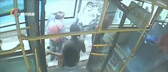 公交车上捡到一个购物袋,打开一看,里面有1万元现金休闲区蓝鸢梦想 - Www.slyday.coM 公交车上捡到一个购物袋,打开一看,里面有1万元现金休闲区蓝鸢梦想 - Www.slyday.coM