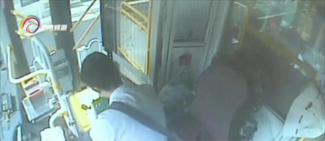 公交车上捡到一个购物袋,打开一看,里面有1万元现金休闲区蓝鸢梦想 - Www.slyday.coM 公交车上捡到一个购物袋,打开一看,里面有1万元现金休闲区蓝鸢梦想 - Www.slyday.coM