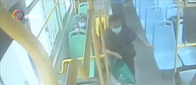 公交车上捡到一个购物袋,打开一看,里面有1万元现金休闲区蓝鸢梦想 - Www.slyday.coM 公交车上捡到一个购物袋,打开一看,里面有1万元现金休闲区蓝鸢梦想 - Www.slyday.coM