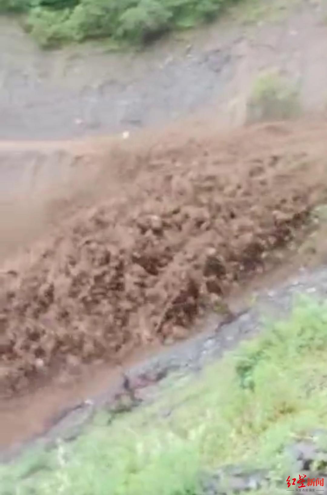 30余名学生返校途中突遇泥石流,护送村民大喊三声“跑”,孩子们成功避险休闲区蓝鸢梦想 - Www.slyday.coM 30余名学生返校途中突遇泥石流,护送村民大喊三声“跑”,孩子们成功避险休闲区蓝鸢梦想 - Www.slyday.coM