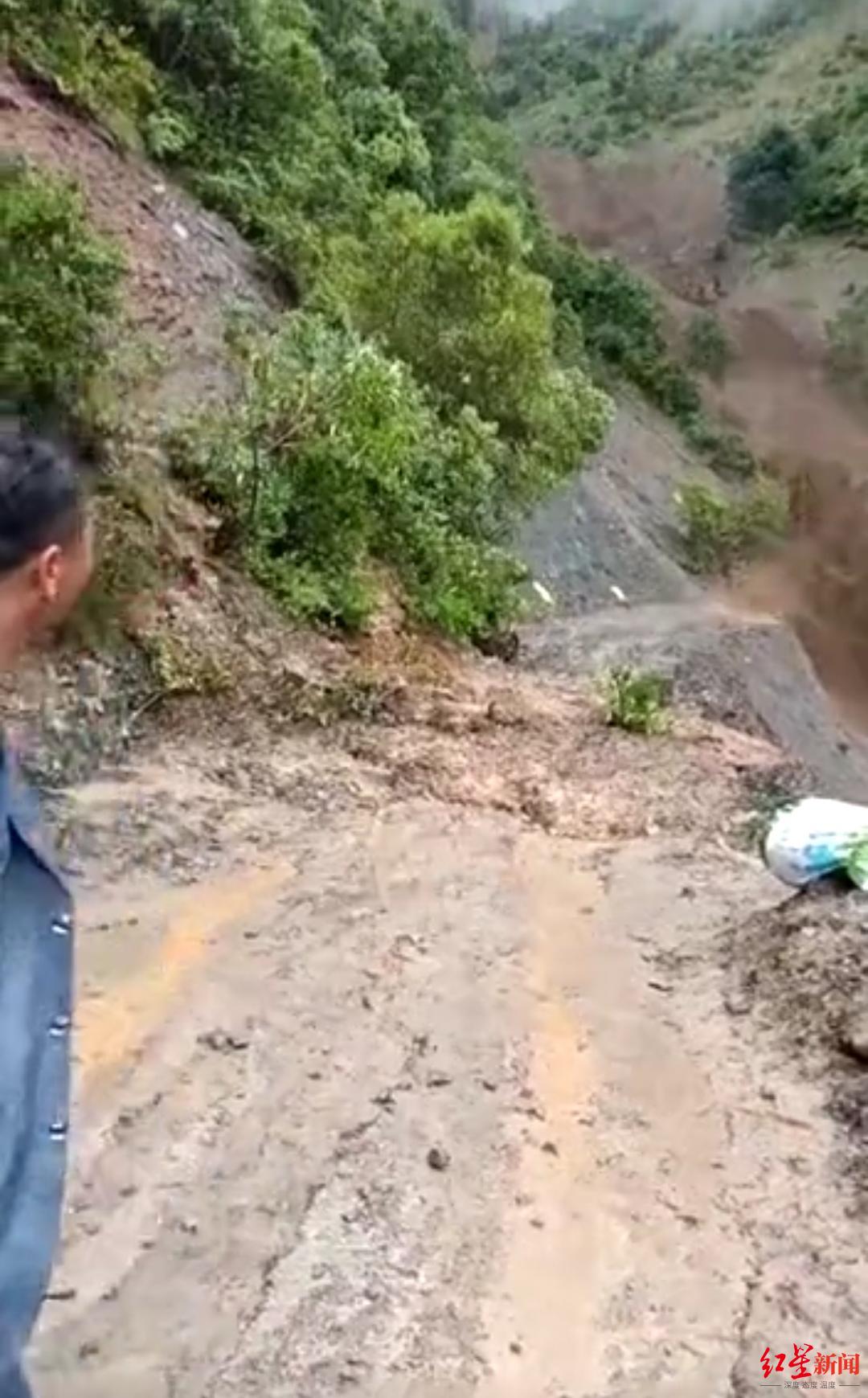 30余名学生返校途中突遇泥石流,护送村民大喊三声“跑”,孩子们成功避险休闲区蓝鸢梦想 - Www.slyday.coM 30余名学生返校途中突遇泥石流,护送村民大喊三声“跑”,孩子们成功避险休闲区蓝鸢梦想 - Www.slyday.coM