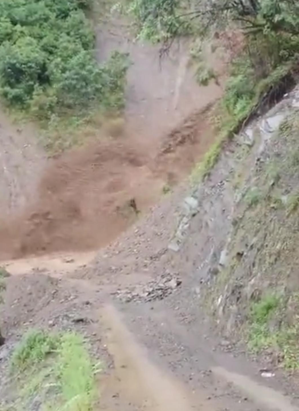 30余名学生返校途中突遇泥石流,护送村民大喊三声“跑”,孩子们成功避险休闲区蓝鸢梦想 - Www.slyday.coM 30余名学生返校途中突遇泥石流,护送村民大喊三声“跑”,孩子们成功避险休闲区蓝鸢梦想 - Www.slyday.coM