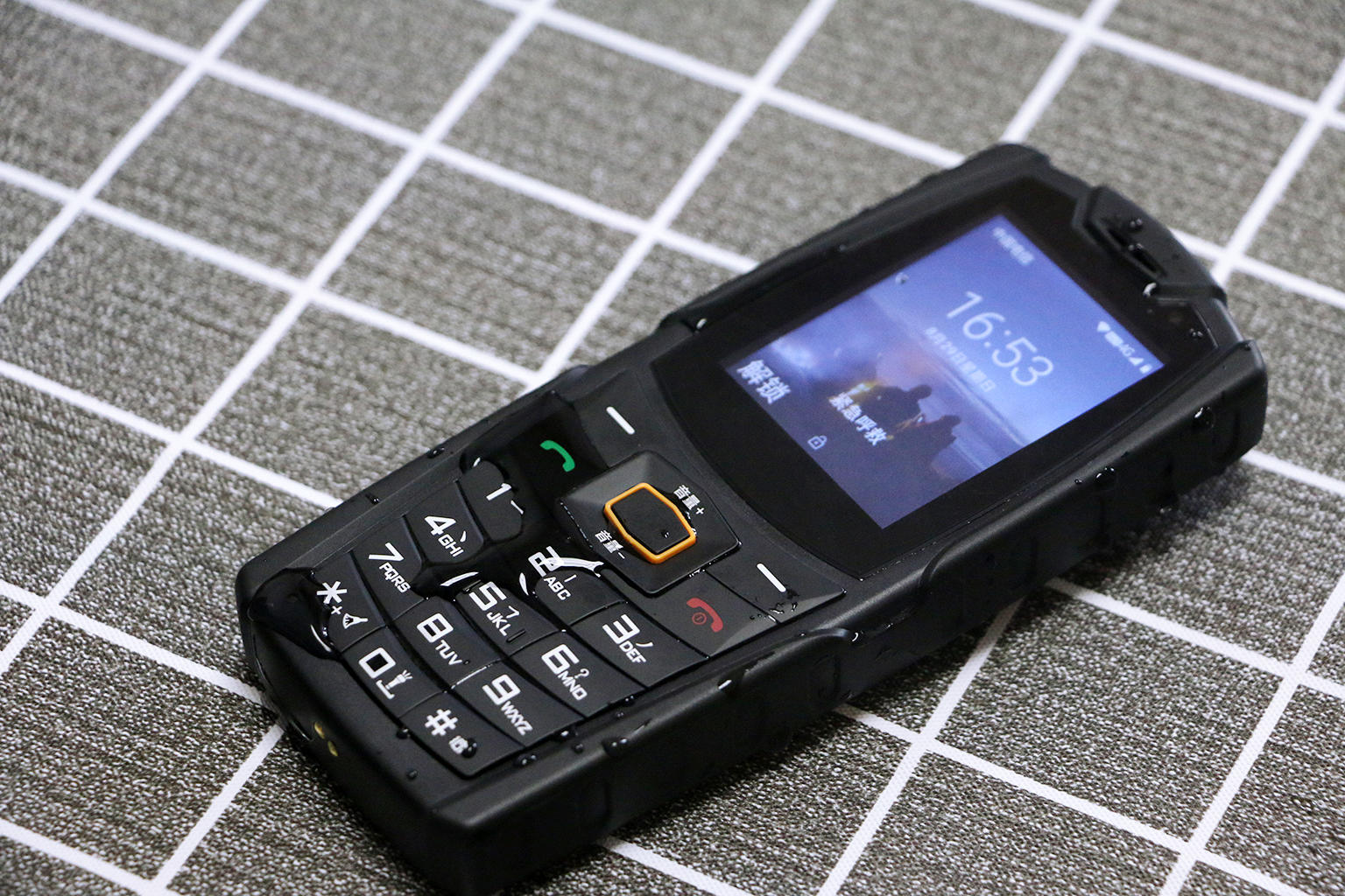 2.4寸触屏搭人体工学键盘,刷抖音玩微信,三防老人机也能这么潮休闲区蓝鸢梦想 - Www.slyday.coM 2.4寸触屏搭人体工学键盘,刷抖音玩微信,三防老人机也能这么潮休闲区蓝鸢梦想 - Www.slyday.coM