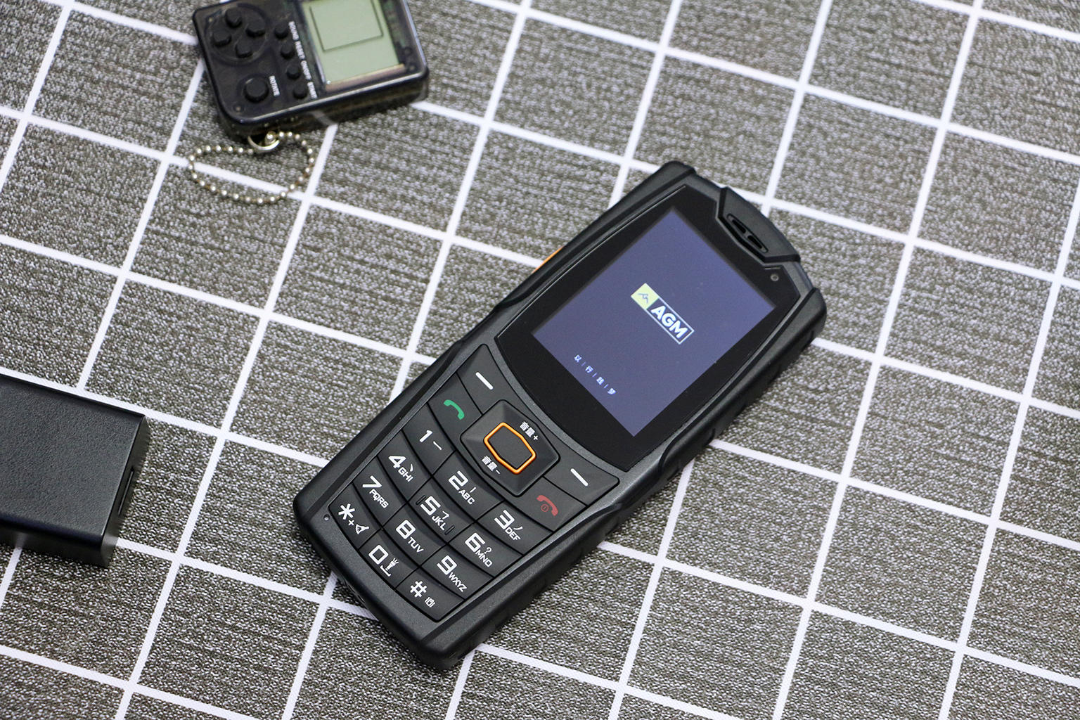 2.4寸触屏搭人体工学键盘,刷抖音玩微信,三防老人机也能这么潮休闲区蓝鸢梦想 - Www.slyday.coM 2.4寸触屏搭人体工学键盘,刷抖音玩微信,三防老人机也能这么潮休闲区蓝鸢梦想 - Www.slyday.coM