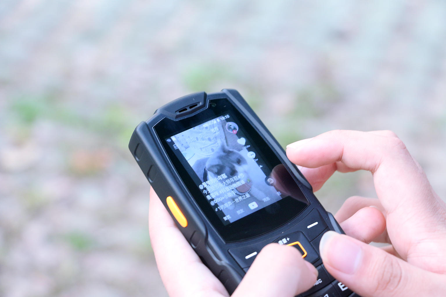 2.4寸触屏搭人体工学键盘,刷抖音玩微信,三防老人机也能这么潮休闲区蓝鸢梦想 - Www.slyday.coM 2.4寸触屏搭人体工学键盘,刷抖音玩微信,三防老人机也能这么潮休闲区蓝鸢梦想 - Www.slyday.coM