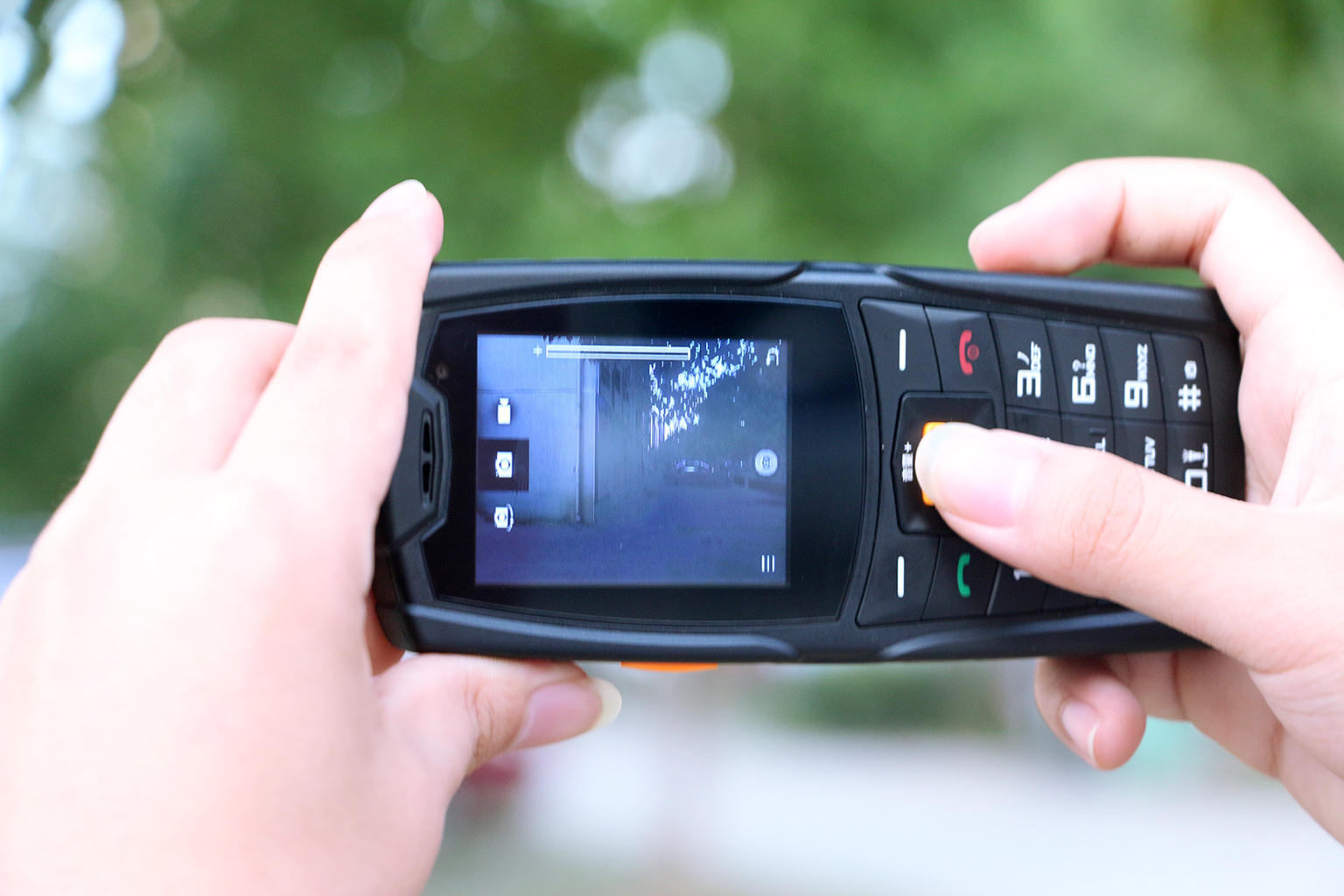 2.4寸触屏搭人体工学键盘,刷抖音玩微信,三防老人机也能这么潮休闲区蓝鸢梦想 - Www.slyday.coM 2.4寸触屏搭人体工学键盘,刷抖音玩微信,三防老人机也能这么潮休闲区蓝鸢梦想 - Www.slyday.coM