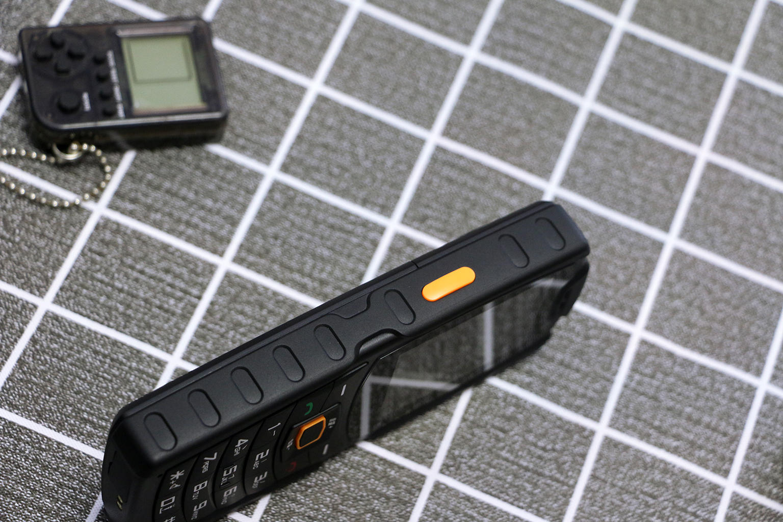 2.4寸触屏搭人体工学键盘,刷抖音玩微信,三防老人机也能这么潮休闲区蓝鸢梦想 - Www.slyday.coM 2.4寸触屏搭人体工学键盘,刷抖音玩微信,三防老人机也能这么潮休闲区蓝鸢梦想 - Www.slyday.coM