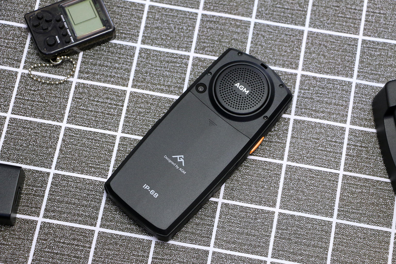 2.4寸触屏搭人体工学键盘,刷抖音玩微信,三防老人机也能这么潮休闲区蓝鸢梦想 - Www.slyday.coM 2.4寸触屏搭人体工学键盘,刷抖音玩微信,三防老人机也能这么潮休闲区蓝鸢梦想 - Www.slyday.coM