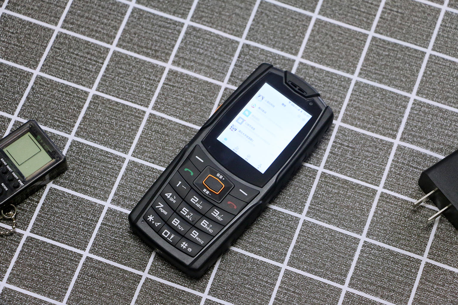 2.4寸触屏搭人体工学键盘,刷抖音玩微信,三防老人机也能这么潮休闲区蓝鸢梦想 - Www.slyday.coM 2.4寸触屏搭人体工学键盘,刷抖音玩微信,三防老人机也能这么潮休闲区蓝鸢梦想 - Www.slyday.coM