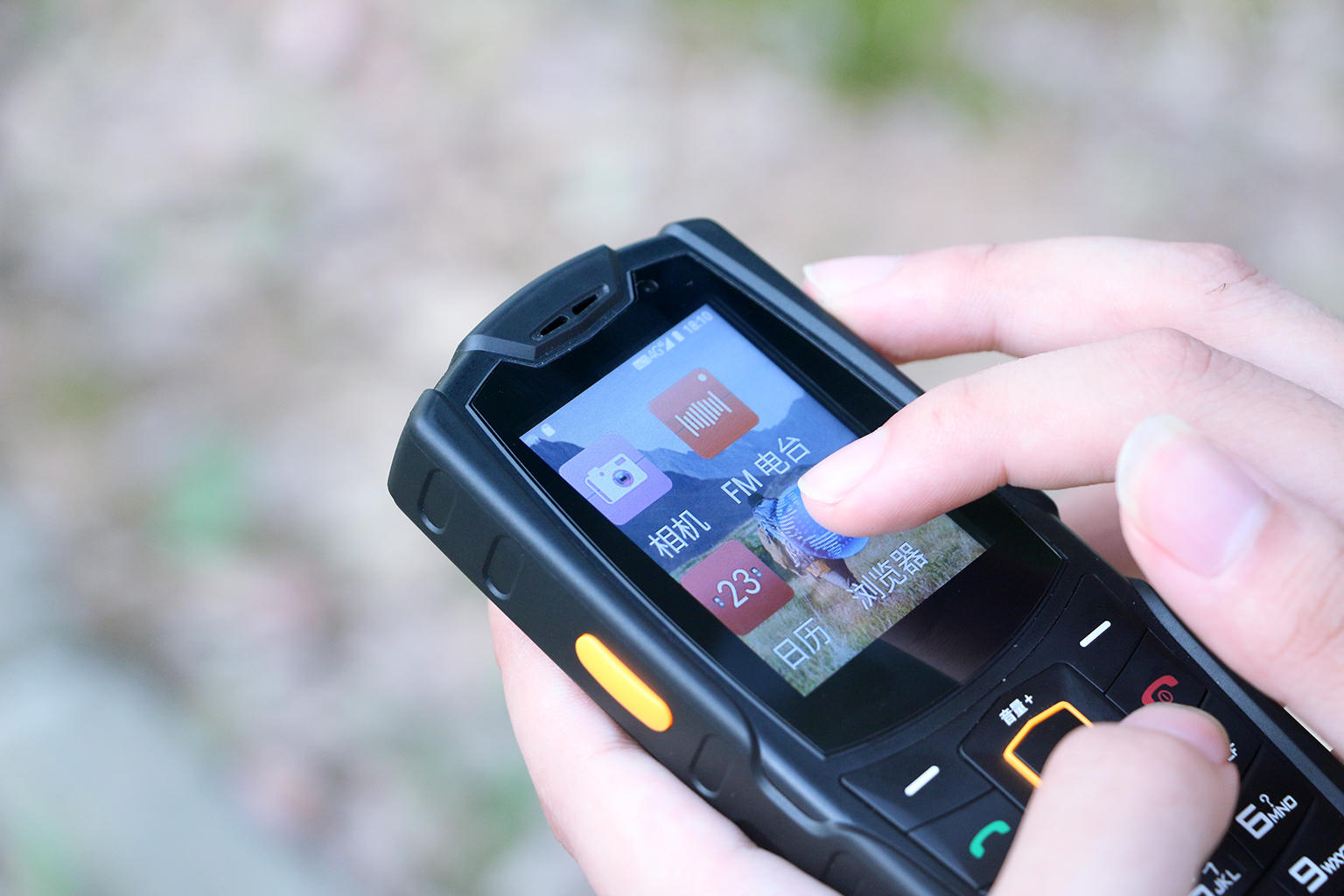 2.4寸触屏搭人体工学键盘,刷抖音玩微信,三防老人机也能这么潮休闲区蓝鸢梦想 - Www.slyday.coM 2.4寸触屏搭人体工学键盘,刷抖音玩微信,三防老人机也能这么潮休闲区蓝鸢梦想 - Www.slyday.coM