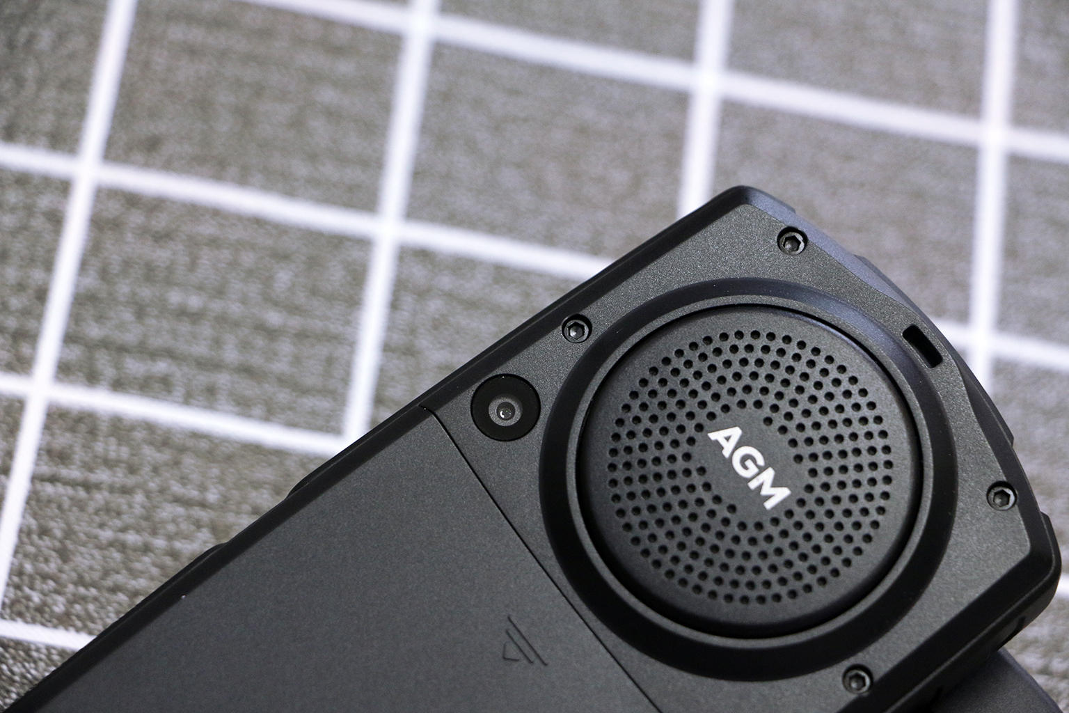 2.4寸触屏搭人体工学键盘,刷抖音玩微信,三防老人机也能这么潮休闲区蓝鸢梦想 - Www.slyday.coM 2.4寸触屏搭人体工学键盘,刷抖音玩微信,三防老人机也能这么潮休闲区蓝鸢梦想 - Www.slyday.coM