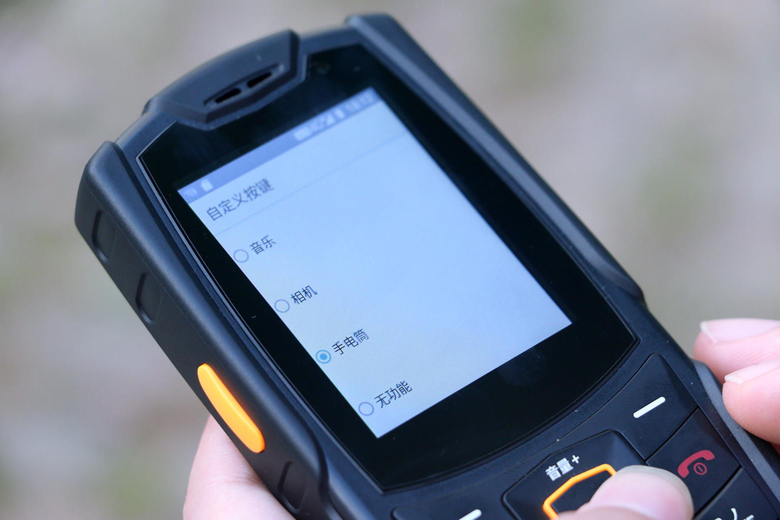 2.4寸触屏搭人体工学键盘,刷抖音玩微信,三防老人机也能这么潮休闲区蓝鸢梦想 - Www.slyday.coM 2.4寸触屏搭人体工学键盘,刷抖音玩微信,三防老人机也能这么潮休闲区蓝鸢梦想 - Www.slyday.coM