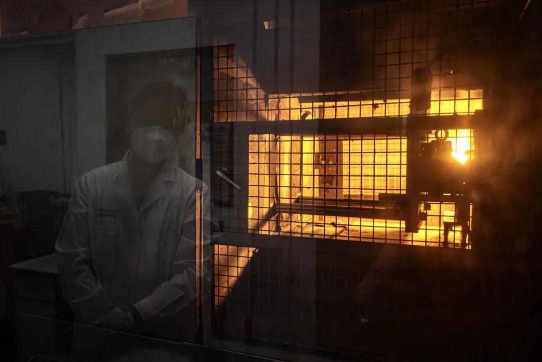 号称“超长续航”全新蓄电池，拆开后粗糙加工让人“哭笑不得”