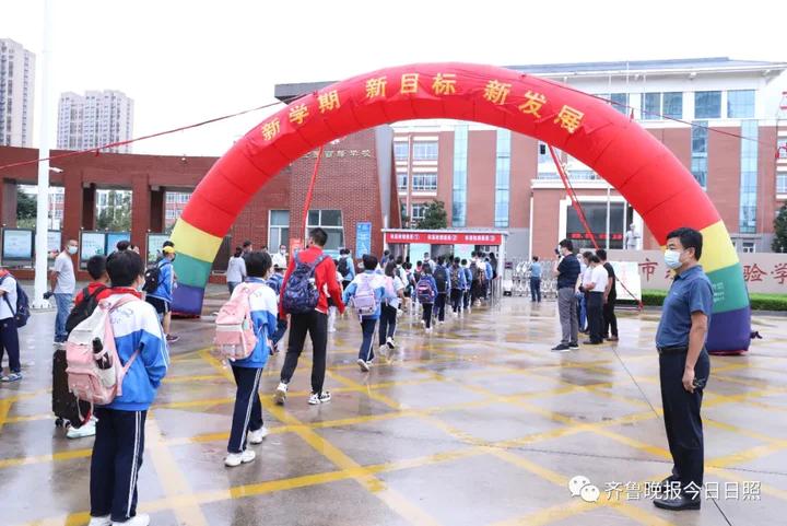 寂静了许久的校园又恢复了往日朗朗书声……   ·日照凤凰小学   新