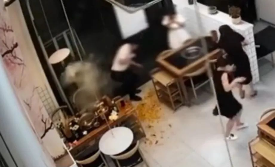 打火机掉进火锅,捞取时突然爆炸烫伤数人!休闲区蓝鸢梦想 - Www.slyday.coM 打火机掉进火锅,捞取时突然爆炸烫伤数人!休闲区蓝鸢梦想 - Www.slyday.coM