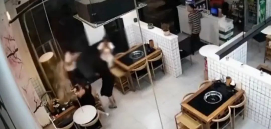 打火机掉进火锅,捞取时突然爆炸烫伤数人!休闲区蓝鸢梦想 - Www.slyday.coM 打火机掉进火锅,捞取时突然爆炸烫伤数人!休闲区蓝鸢梦想 - Www.slyday.coM