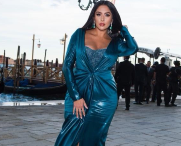 瓦妮莎久违出镜！独自赴欧参加单身派对，男士围着她转，身材绝了