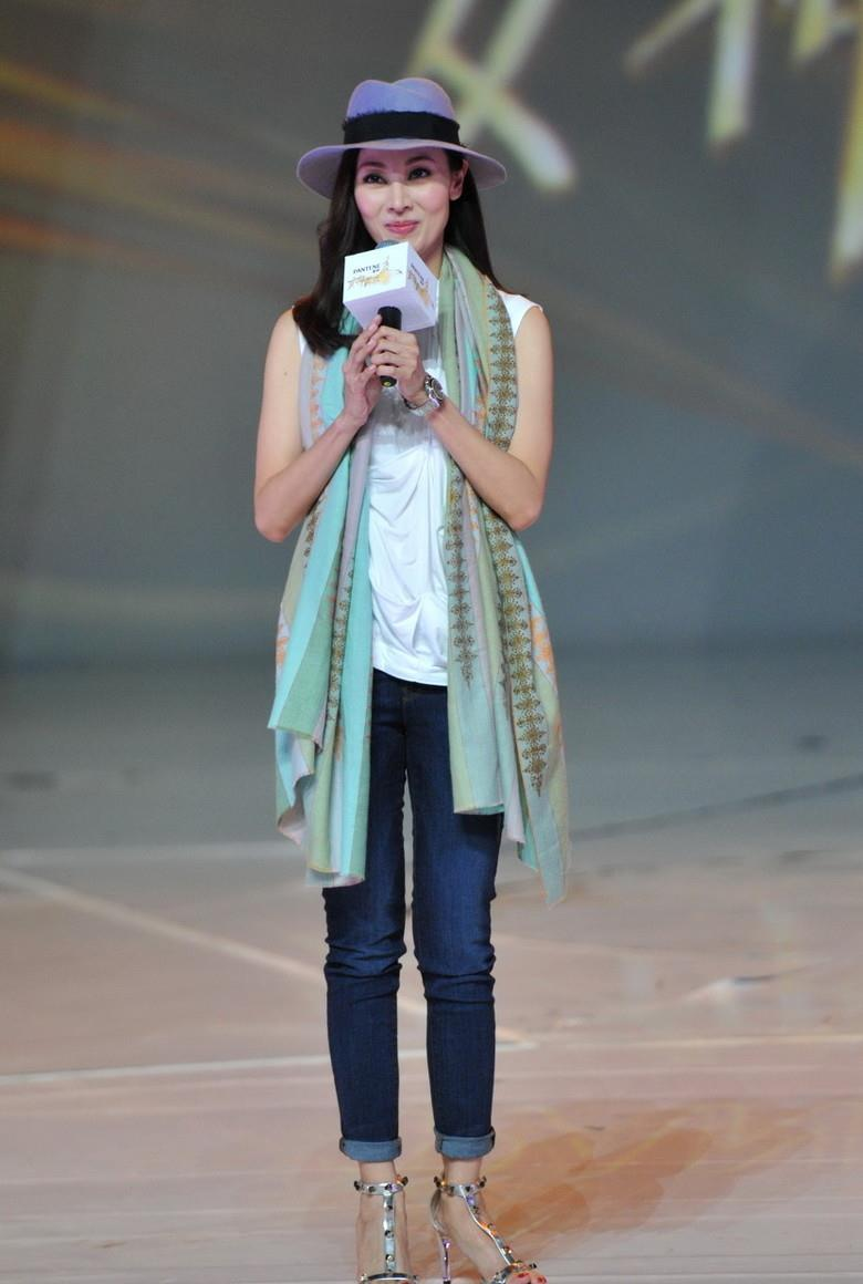 李嘉欣51岁气质仍惊艳,穿彩色亮片连衣裙成熟精致,贵妇范十足 李嘉欣51岁气质仍惊艳,穿彩色亮片连衣裙成熟精致,贵妇范十足
