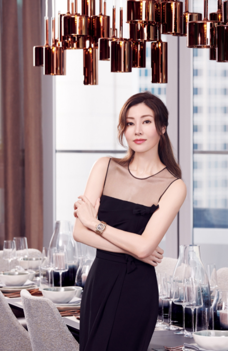 李嘉欣51岁气质仍惊艳,穿彩色亮片连衣裙成熟精致,贵妇范十足 李嘉欣51岁气质仍惊艳,穿彩色亮片连衣裙成熟精致,贵妇范十足