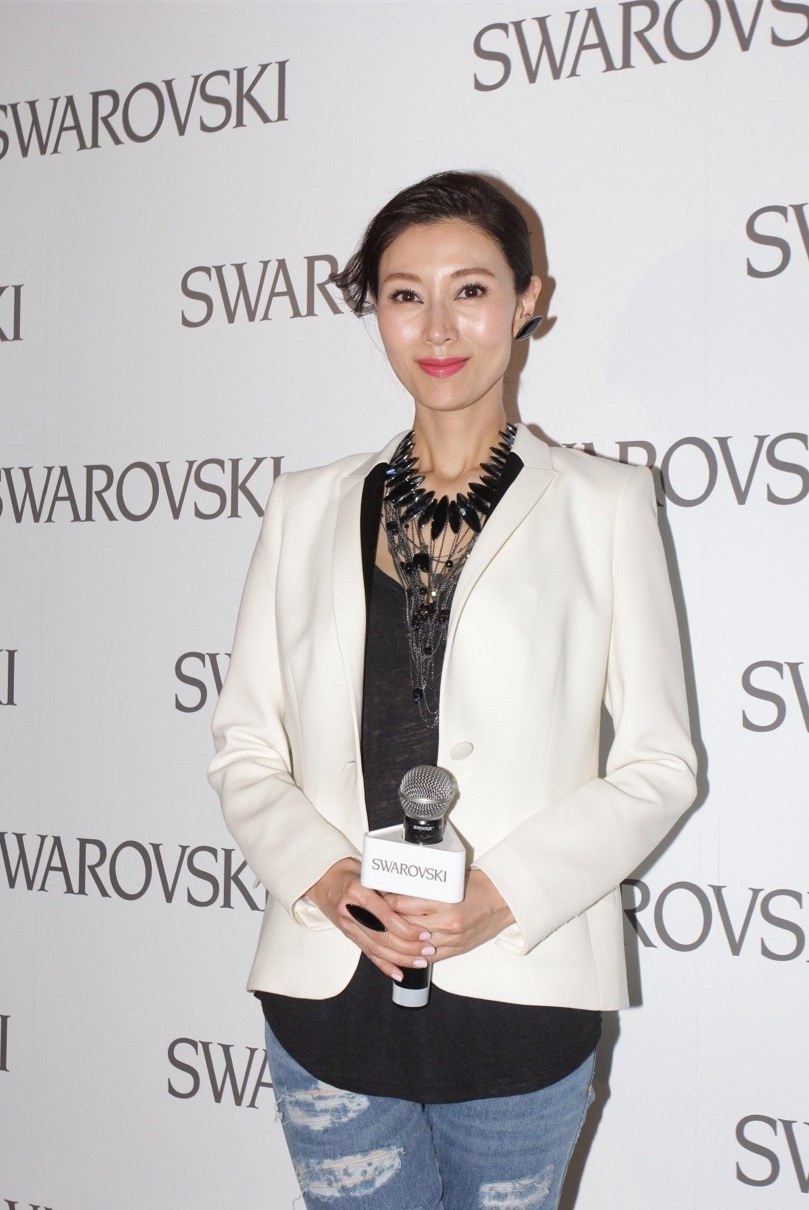 李嘉欣51岁气质仍惊艳,穿彩色亮片连衣裙成熟精致,贵妇范十足 李嘉欣51岁气质仍惊艳,穿彩色亮片连衣裙成熟精致,贵妇范十足