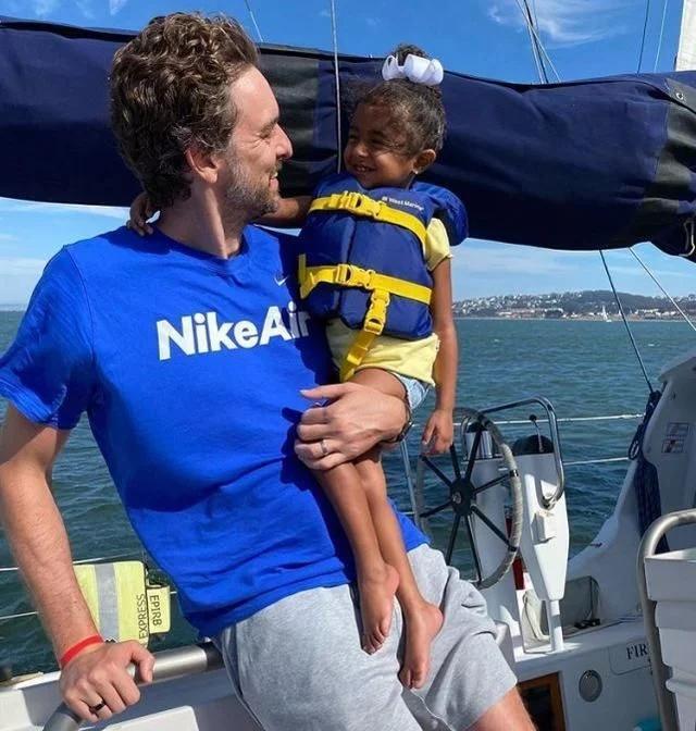 瓦妮莎久违出镜!独自赴欧参加单身派对,男士围着她转,身材绝了 瓦妮莎久违出镜!独自赴欧参加单身派对,男士围着她转,身材绝了