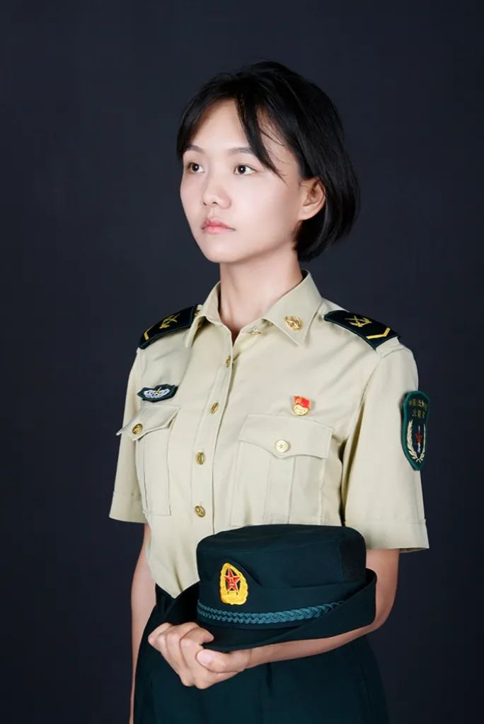 退伍女兵的军装写真帅