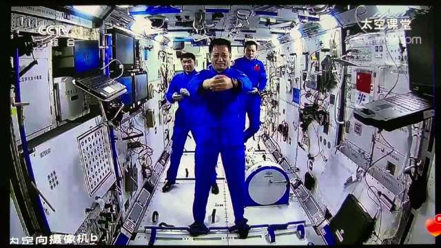 太空出差三人组的太空太极和筷子夹茶……