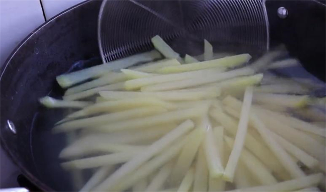 怎么做炸薯条（怎么做炸薯条又脆又好吃）