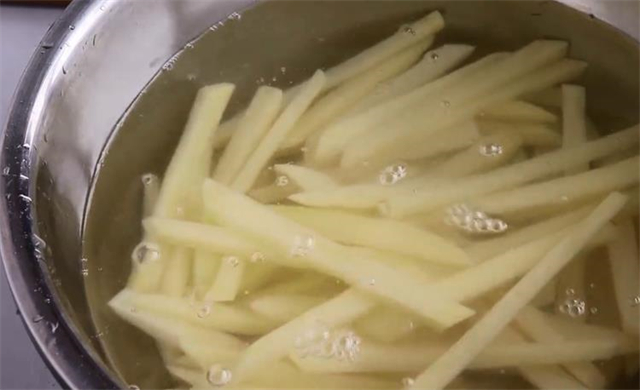 怎么做炸薯条（怎么做炸薯条又脆又好吃）