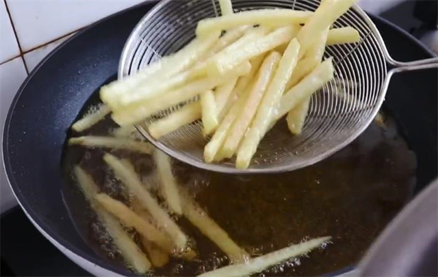 怎么做炸薯条（怎么做炸薯条又脆又好吃）