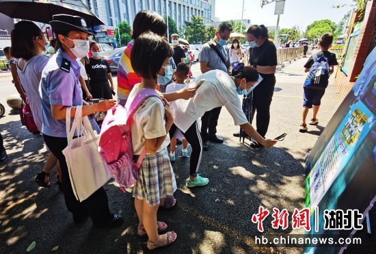 武汉开学第一天“红领巾+蓝制服” 开启反诈宣传休闲区蓝鸢梦想 - Www.slyday.coM 武汉开学第一天“红领巾+蓝制服” 开启反诈宣传休闲区蓝鸢梦想 - Www.slyday.coM