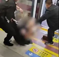女子地铁内被保安拖拽下车,衣衫不整狂喊救命,官方回应了!律师却说……休闲区蓝鸢梦想 - Www.slyday.coM 女子地铁内被保安拖拽下车,衣衫不整狂喊救命,官方回应了!律师却说……休闲区蓝鸢梦想 - Www.slyday.coM