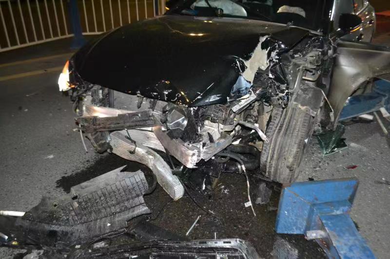 酒后开车路遇交警查酒驾 司机心虚想跑结果撞了休闲区蓝鸢梦想 - Www.slyday.coM 酒后开车路遇交警查酒驾 司机心虚想跑结果撞了休闲区蓝鸢梦想 - Www.slyday.coM