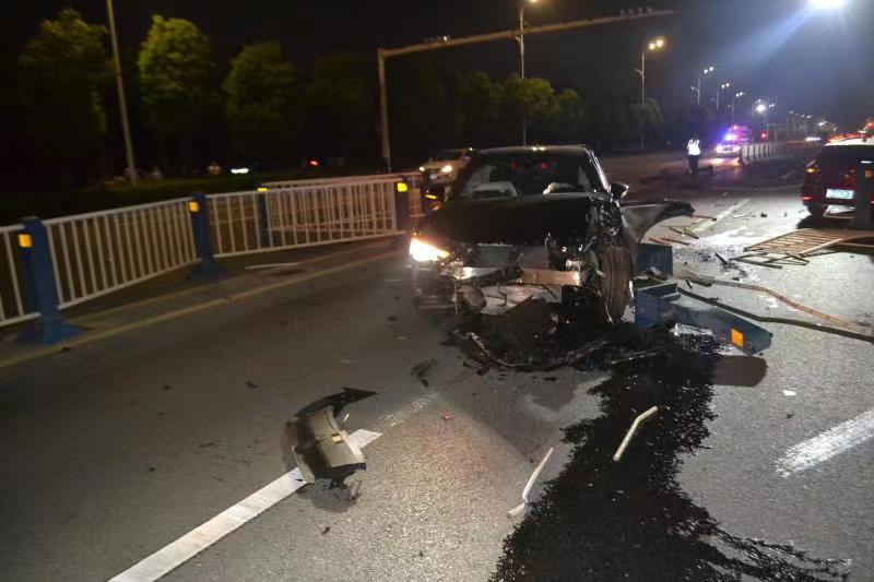 酒后开车路遇交警查酒驾 司机心虚想跑结果撞了休闲区蓝鸢梦想 - Www.slyday.coM 酒后开车路遇交警查酒驾 司机心虚想跑结果撞了休闲区蓝鸢梦想 - Www.slyday.coM