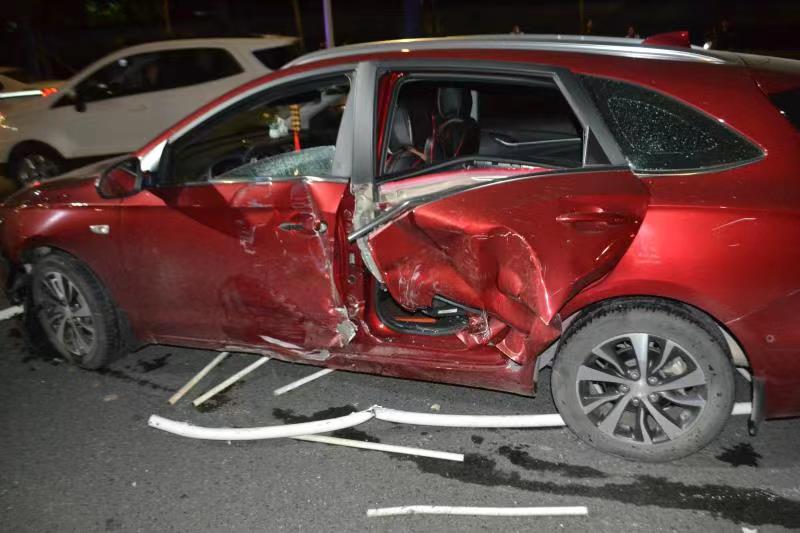 酒后开车路遇交警查酒驾 司机心虚想跑结果撞了休闲区蓝鸢梦想 - Www.slyday.coM 酒后开车路遇交警查酒驾 司机心虚想跑结果撞了休闲区蓝鸢梦想 - Www.slyday.coM