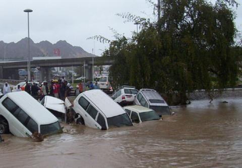 车主们在路旁看着爱车被雨水掩埋,但打完电话后大家却笑了起来