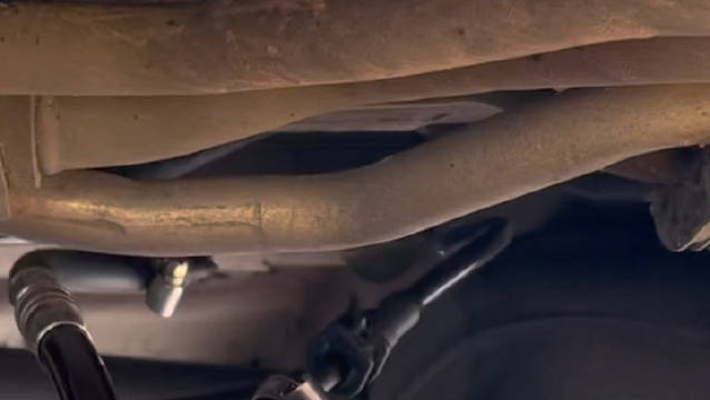 视频：奔驰v-CLass，把车举升起来，新方法清洗喷油头，进气道……