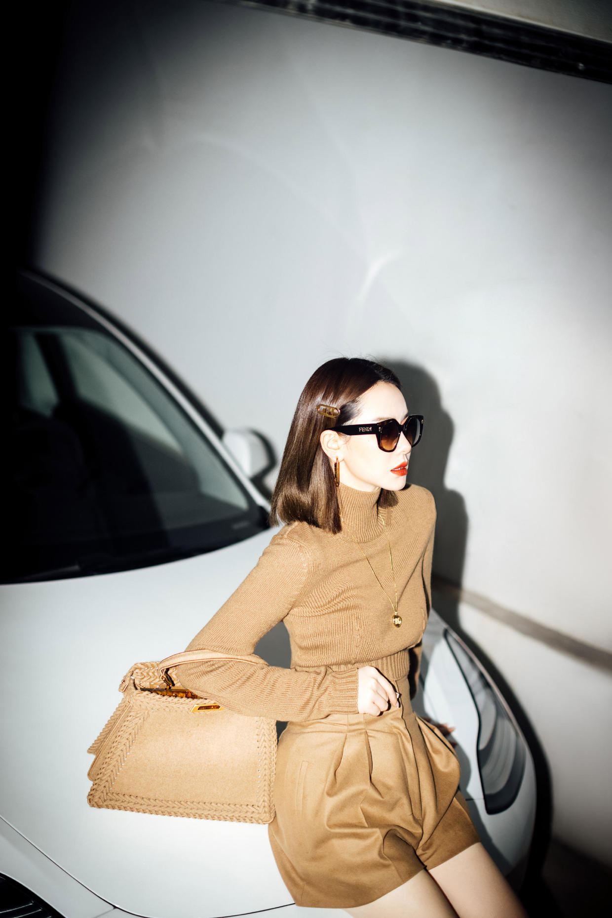 戚薇真是个“时髦精”，黑白拼色礼服高级洋气，后背蝴蝶结太抢镜