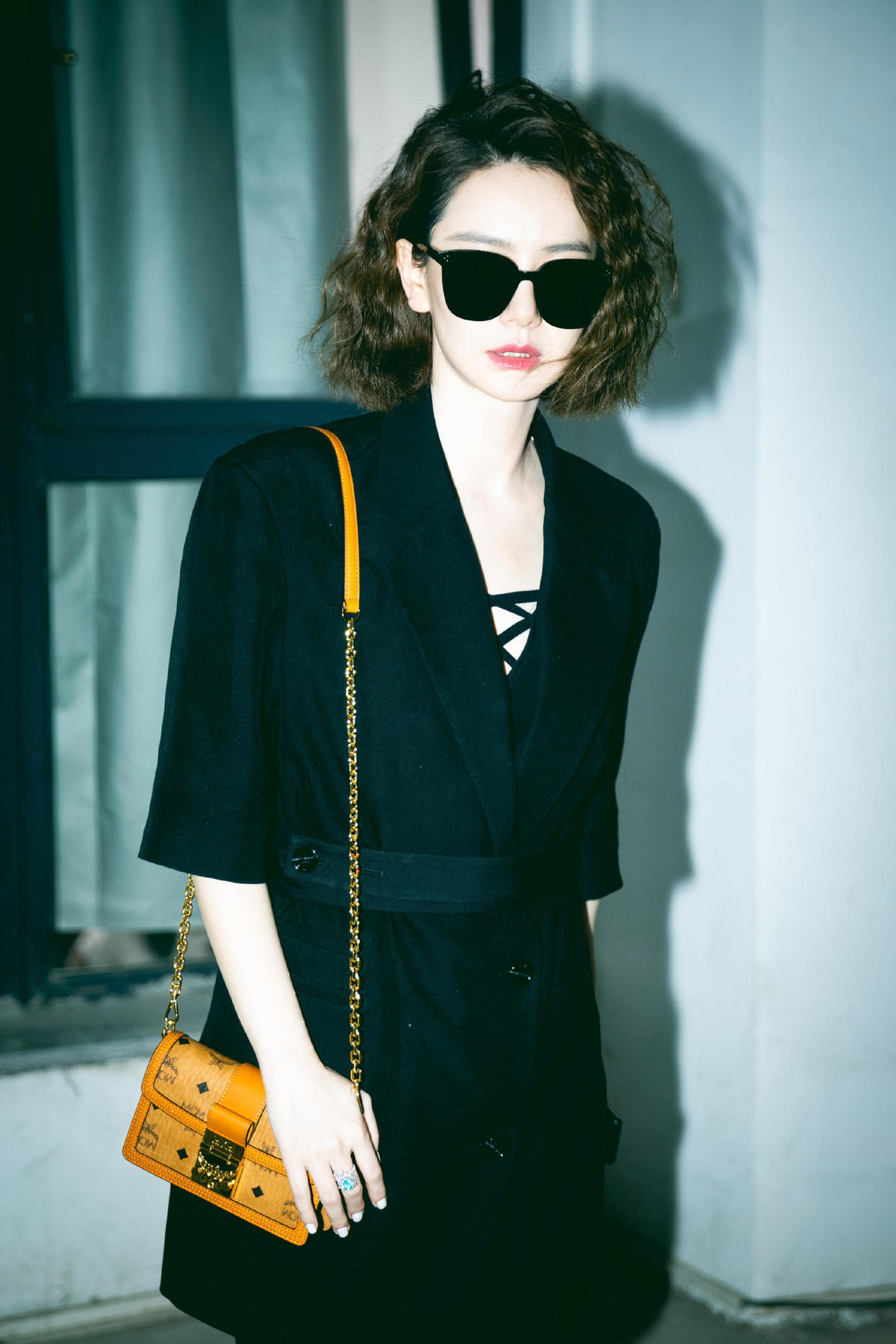 戚薇真是个“时髦精”，黑白拼色礼服高级洋气，后背蝴蝶结太抢镜