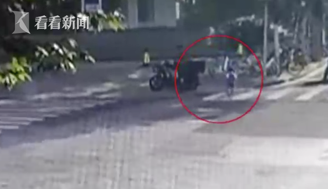 视频|爷爷带娃弄丢孙子 3岁男孩光着脚街头撒欢休闲区蓝鸢梦想 - Www.slyday.coM 视频|爷爷带娃弄丢孙子 3岁男孩光着脚街头撒欢休闲区蓝鸢梦想 - Www.slyday.coM