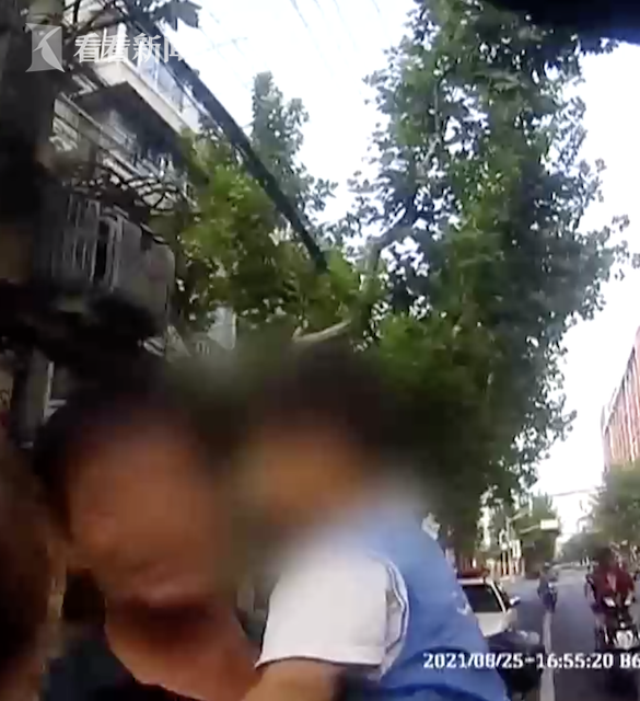 视频|爷爷带娃弄丢孙子 3岁男孩光着脚街头撒欢休闲区蓝鸢梦想 - Www.slyday.coM 视频|爷爷带娃弄丢孙子 3岁男孩光着脚街头撒欢休闲区蓝鸢梦想 - Www.slyday.coM