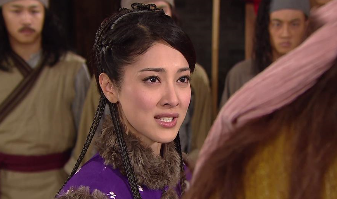 港姐陈凯琳晒性感照！穿薄纱衣身材骨感，戴超大绿宝石耳环显贵气