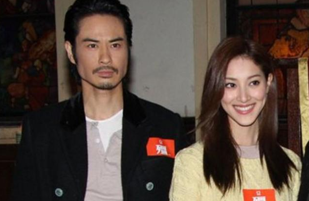 港姐陈凯琳晒性感照！穿薄纱衣身材骨感，戴超大绿宝石耳环显贵气