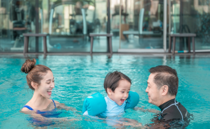 港姐陈凯琳晒性感照！穿薄纱衣身材骨感，戴超大绿宝石耳环显贵气